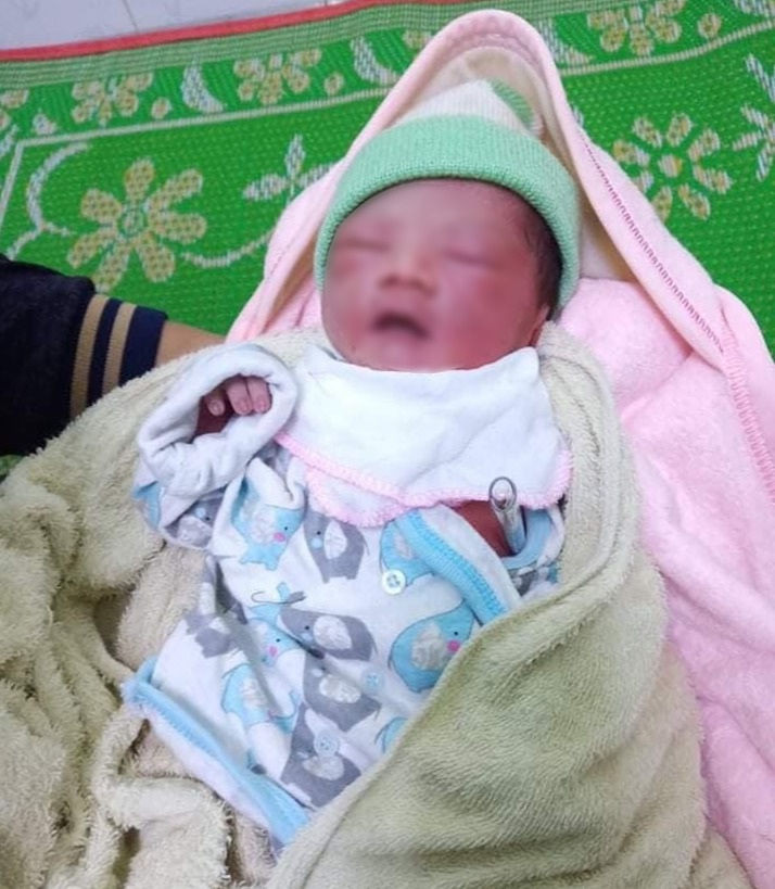 Bé gái sơ sinh không một mảnh vải che thân bị bỏ ở rẫy bắp - 1