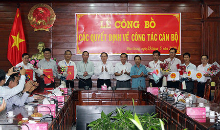Chủ tịch UBND tỉnh Hậu Giang Lê Tiến Châu trao quyết định và chúc mừng các cán bộ được điều động, bổ nhiệm.