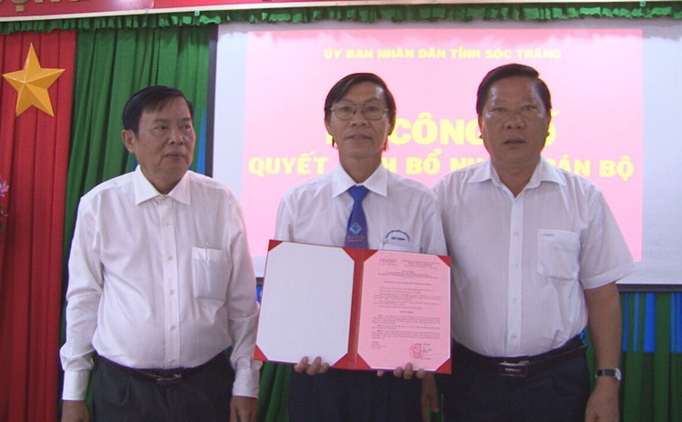 Phó Chủ tịch UBND tỉnh Sóc Trăng Lê Văn Hiểu trao quyết định cho đồng chí Trần Tấn Phương.