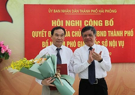 Phó Chủ tịch UBND thành phố Hải Phòng Nguyễn Xuân Bình trao quyết định và chúc mừng đồng chí Trần Quang Trung.