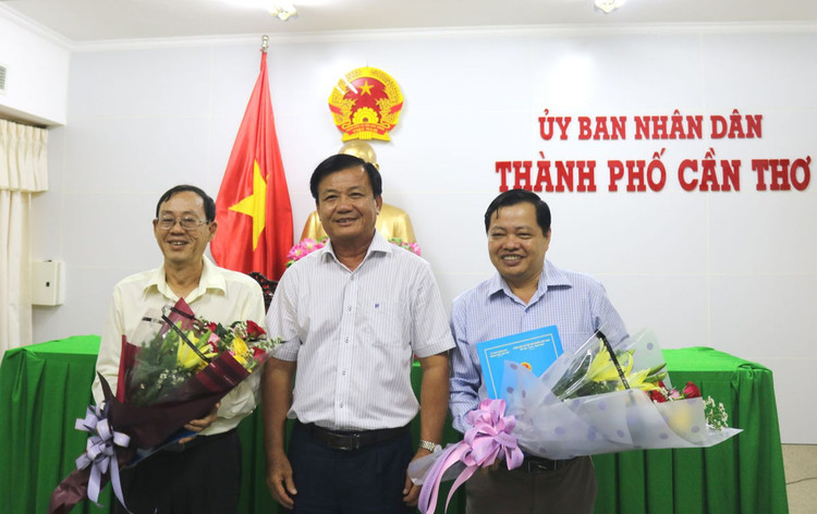 Phó Chủ tịch UBND thành phố Cần Thơ Đào Anh Dũng trao quyết định cho các cán bộ.