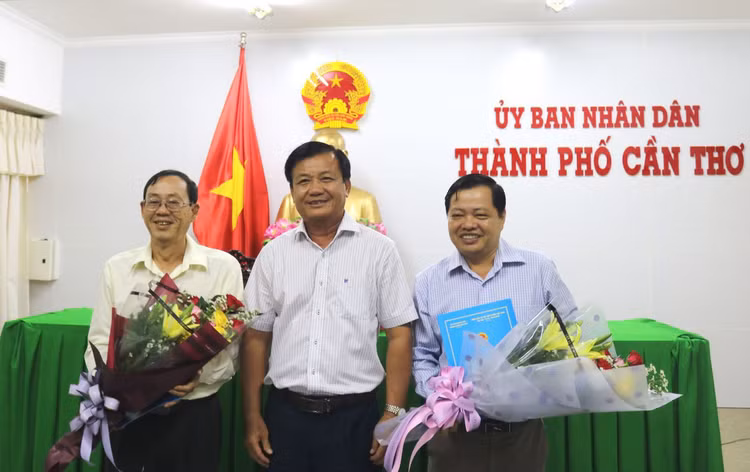 Phó Chủ tịch UBND thành phố Cần Thơ Đào Anh Dũng trao quyết định cho các cán bộ.