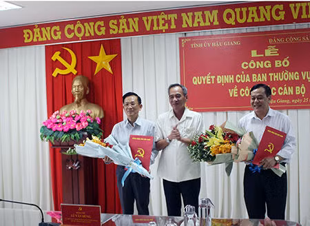 Bí thư Tỉnh ủy Hậu Giang Lữ Văn Hùng trao quyết định và chúc mừng các cán bộ được điều động, bổ nhiệm chức vụ mới.