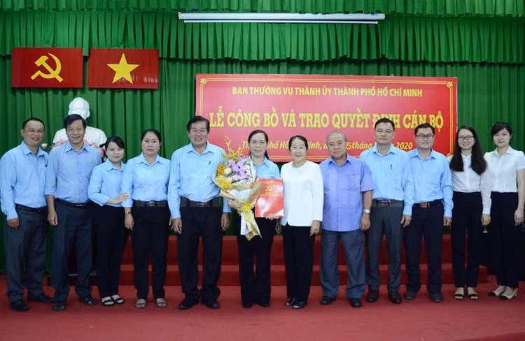 Phó Bí thư Thành ủy TPHCM Võ Thị Dung trao quyết định và chúc mừng đồng chí Nguyễn Thanh Xuân.