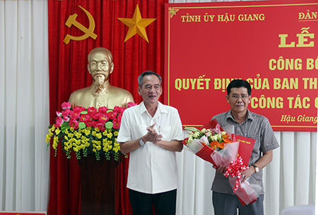 Bí thư Tỉnh ủy Hậu Giang Lữ Văn Hùng trao quyết định và chúc mừng đồng chí Nguyễn Hữu Tình.