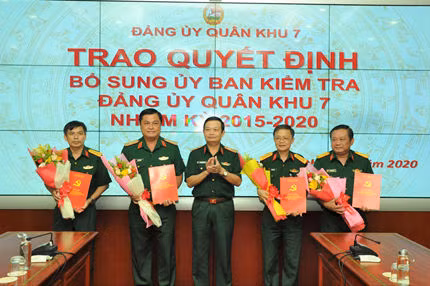 Trung tướng Trần Hoài Trung, Bí thư Đảng ủy, Chính ủy Quân khu 7 trao các quyết định và chúc mừng các tân Ủy viên Ủy ban Kiểm tra Đảng ủy Quân khu 7.