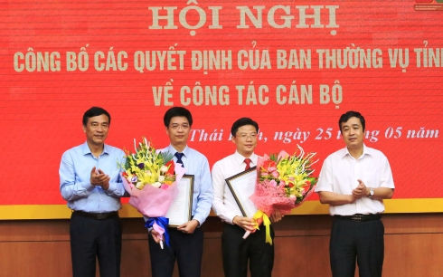 Lãnh đạo tỉnh Thái Bình trao quyết định và chúc mừng các cán bộ được bổ nhiệm chức vụ mới.