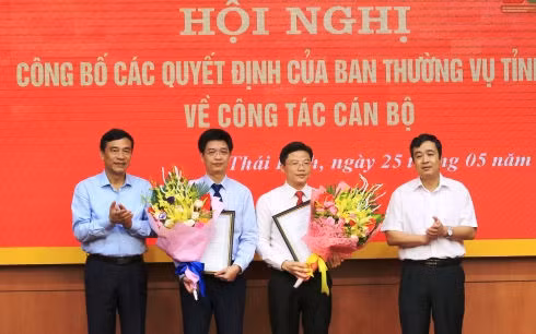 Lãnh đạo tỉnh Thái Bình trao quyết định và chúc mừng các cán bộ được bổ nhiệm chức vụ mới.