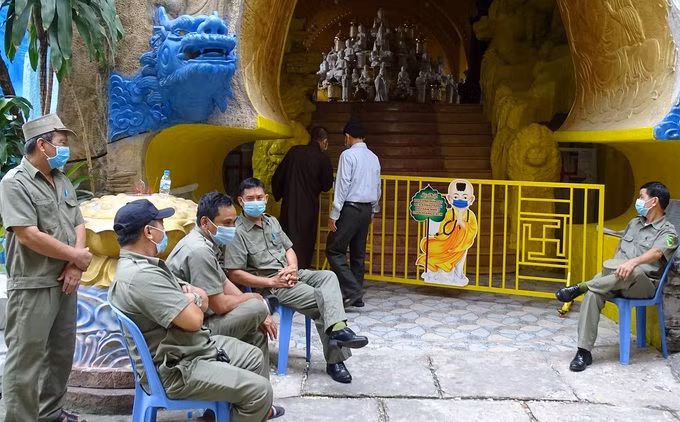 Người dân với sự hỗ trợ của chùa Kỳ Quang 2 vào hầm để tìm kiếm hũ tro cốt người thân mình, sáng 9/9. Ảnh: Hà An.