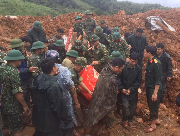 Đến 11 giờ 30 phút, đã tìm thấy thi thể nạn nhân thứ 4.