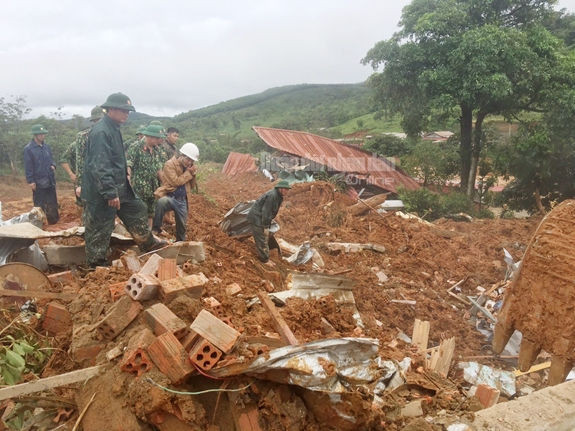 Lực lượng tại chỗ triển khai tìm kiếm người bị nạn.