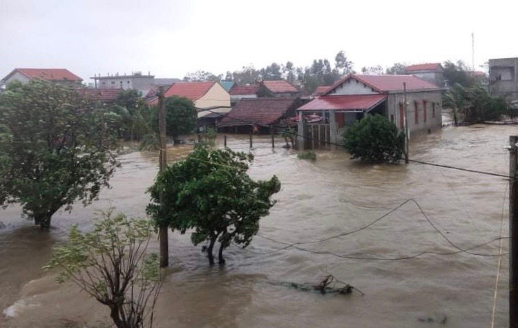 Nước lũ lên nhanh gây ngập lụt diện rộng tại nhiều huyện ở Quảng Bình. Ảnh: VGP/Lưu Hương