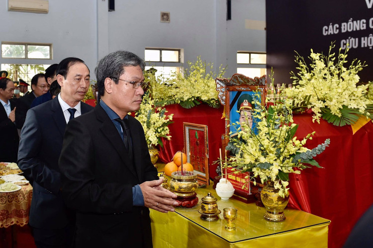 Phó Chủ nhiệm Văn phòng Chính phủ Nguyễn Cao Lục viếng hương hồn các liệt sĩ. Ảnh: VGP/Nhật Bắc