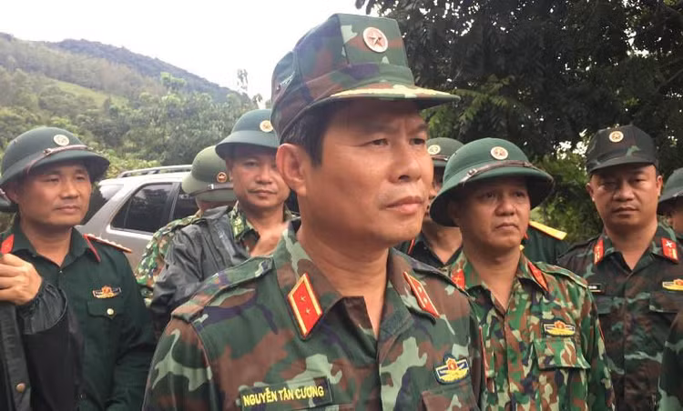 Trung tướng Nguyễn Tân Cương chỉ đạo cứu hộ, cứu nạn tại hiện trường.