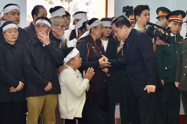 Bộ trưởng Bộ Nông nghiệp và Phát triển nông thôn Nguyễn Xuân Cường chia buồn với thân nhân, gia đình các liệt sĩ. Ảnh: VGP/Nhật Bắc