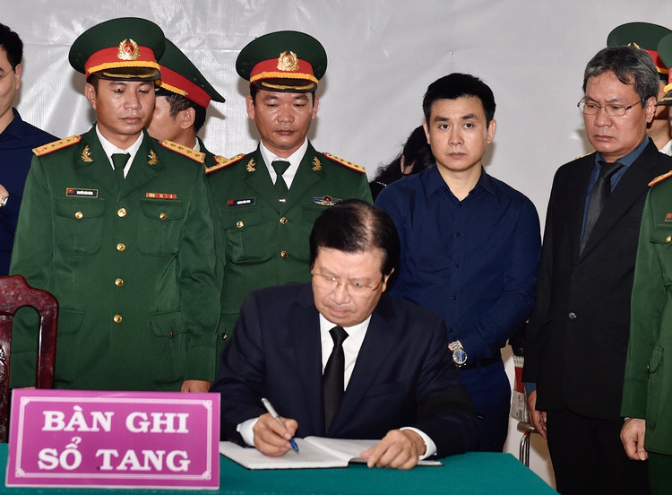 Phó Thủ tướng Trịnh Đình Dũng ghi sổ tang. Ảnh: VGP/Nhật Bắc