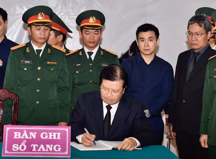 Phó Thủ tướng Trịnh Đình Dũng ghi sổ tang. Ảnh: VGP/Nhật Bắc