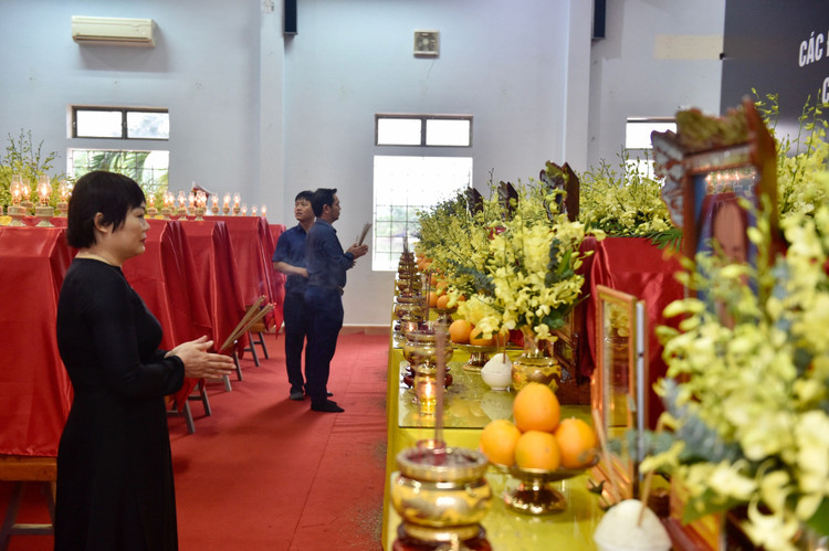 Thân nhân các liệt sĩ thắp hương trước khi lễ viếng chính thức bắt đầu. Ảnh: VGP/Nhật Bắc