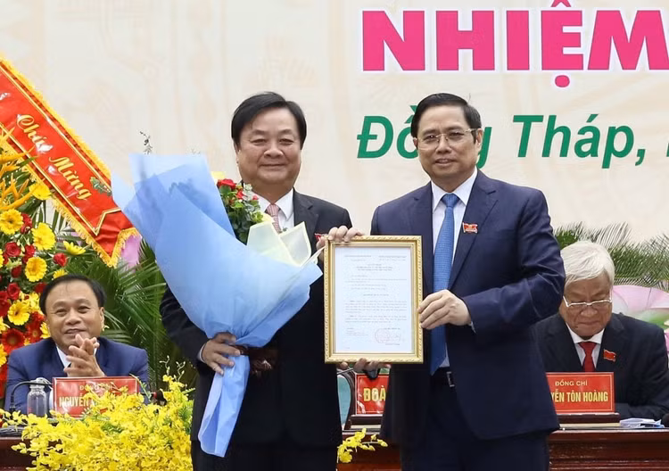 Đồng chí Phạm Minh Chính trao quyết định và chúc mừng đồng chí Lê Minh Hoan.