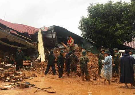 Lực lượng chức năng tìm kiếm các cán bộ, chiến sĩ bị vùi lấp.