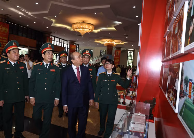 Thủ tướng Nguyễn Xuân Phúc thăm phòng truyền thống của Bộ Tổng tham mưu Quân đội nhân dân Việt Nam. Ảnh VGP/Quang Hiếu