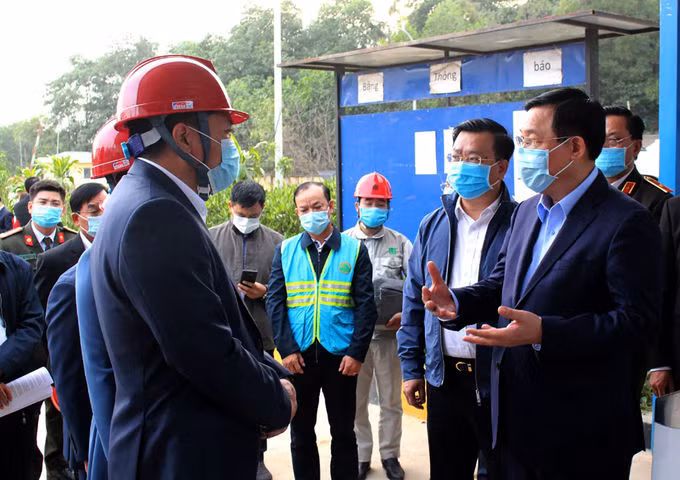 Bí thư Thành ủy Hà Nội Vương Đình Huệ trong buổi kiểm tra tại Khu liên hợp xử lý chất thải Nam Sơn, Sóc Sơn chiều 3/12. Ảnh: Nam Nguyễn.