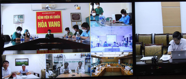 Các chuyên gia y té hỗ trợ từ xa tư vấn điều trị bệnh nhân nặng mắc COVID-19. Ảnh: VGP/Lê Hảo