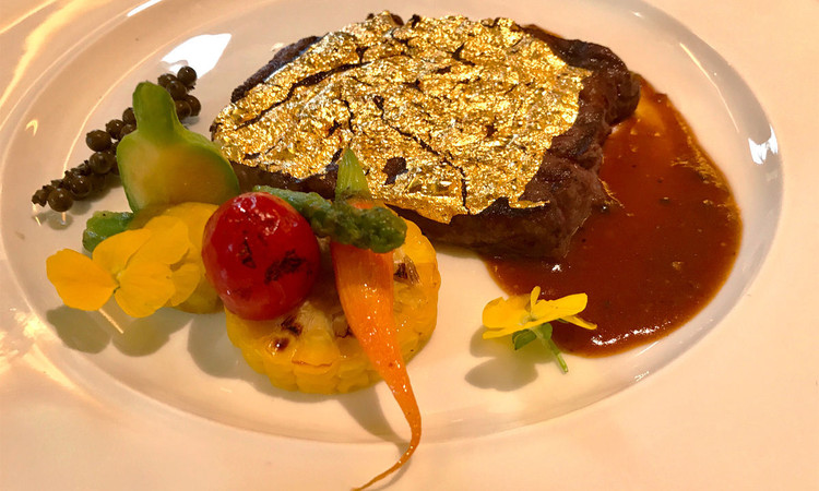 Khách sạn dát vàng từ trong ra ngoài tại Hà Nội ảnh 12