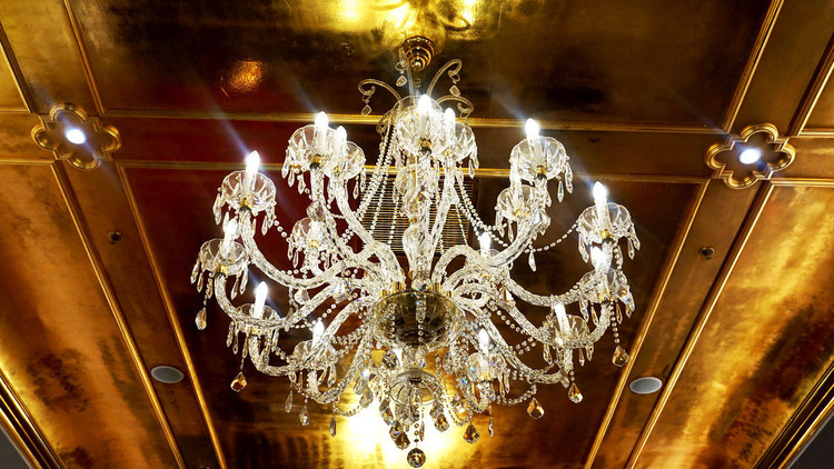 Khách sạn dát vàng từ trong ra ngoài tại Hà Nội ảnh 4