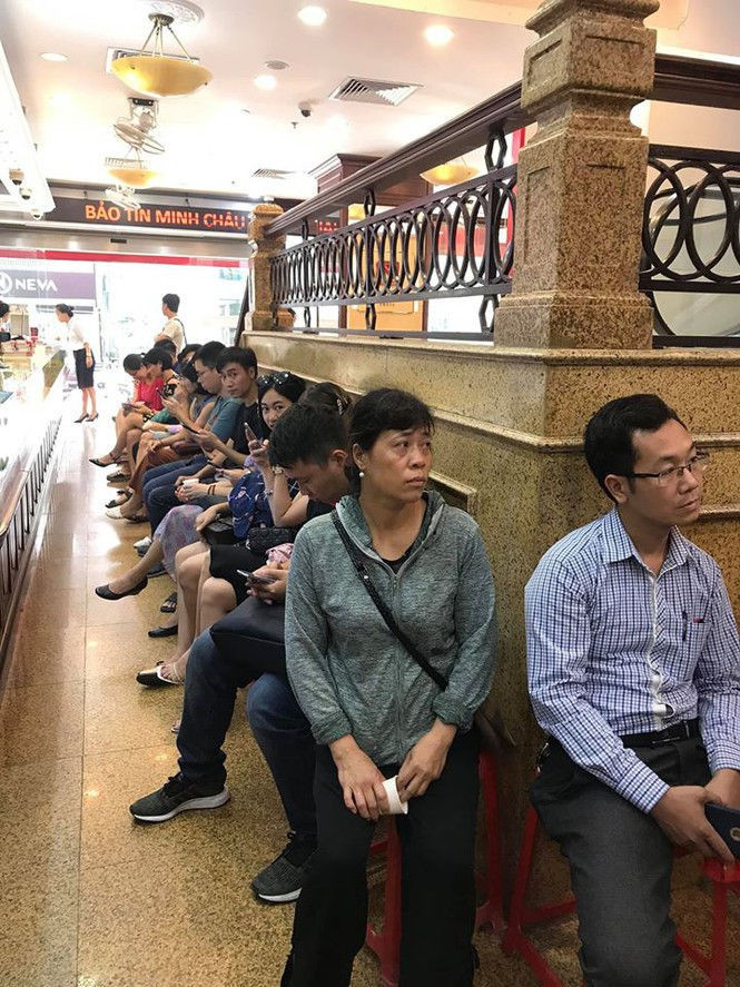 Giá vàng tăng 'điên loạn': Người xếp hàng chờ bán, kẻ vác bao tải tiền đi mua - ảnh 2