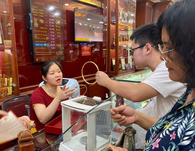 Giá vàng tăng 'điên loạn': Người xếp hàng chờ bán, kẻ vác bao tải tiền đi mua - ảnh 1