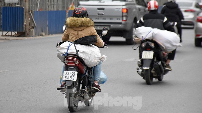 Người dân ùn ùn quay lại Thủ đô sau một tuần nghỉ Tết - ảnh 15