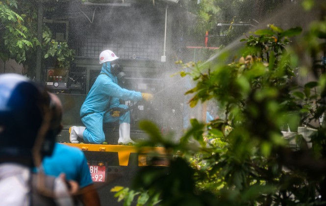 Xem lính hoá học phun khử khuẩn từng góc phố, cành cây, ngọn cỏ ở Sơn Trà - ảnh 5