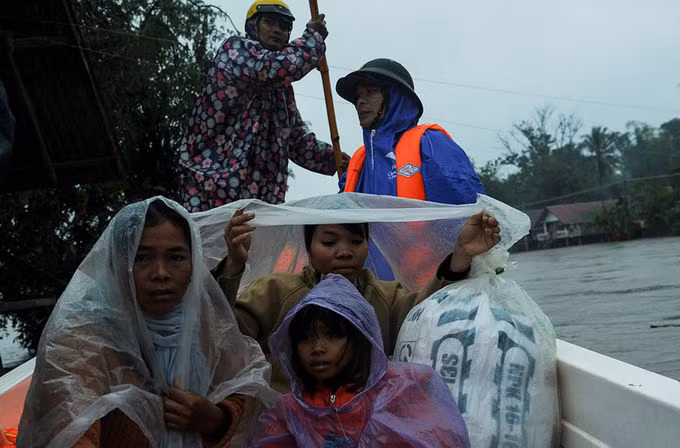 Chính quyền huyện Lăk dùng ca nô di dời người dân đến nơi an toàn, chiều 10/11. Ảnh: Ninh Tôn.