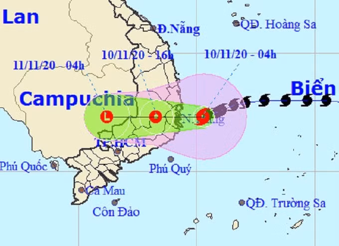 Bão Etau tiến sát bờ biển Nha Trang ảnh 1 Đường đi của bão Etau theo bản tin của Trung tâm Dự báo Khí tượng thủy văn quốc gia lúc 5h sáng nay. Ảnh: NCHMF.