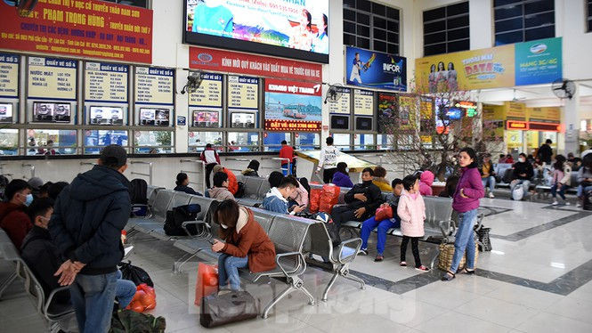 Người dân ùn ùn quay lại Thủ đô sau một tuần nghỉ Tết - ảnh 10