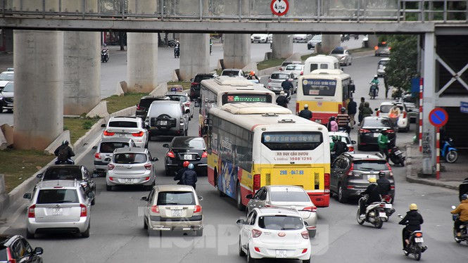 Người dân ùn ùn quay lại Thủ đô sau một tuần nghỉ Tết - ảnh 2