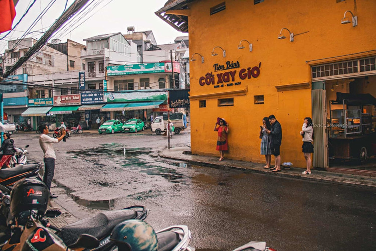 Giới trẻ xếp hàng chụp ảnh trước khi bức tường Cối Xay Gió bị xóa sổ