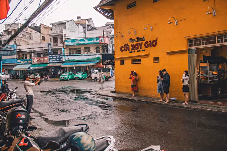 Giới trẻ xếp hàng chụp ảnh trước khi bức tường Cối Xay Gió bị xóa sổ