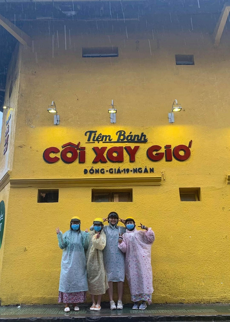 Giới trẻ xếp hàng chụp ảnh trước khi bức tường Cối Xay Gió bị xóa sổ