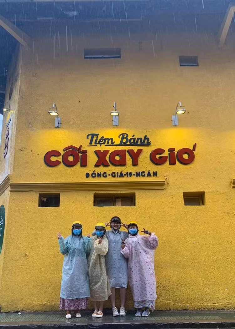 Giới trẻ xếp hàng chụp ảnh trước khi bức tường Cối Xay Gió bị xóa sổ