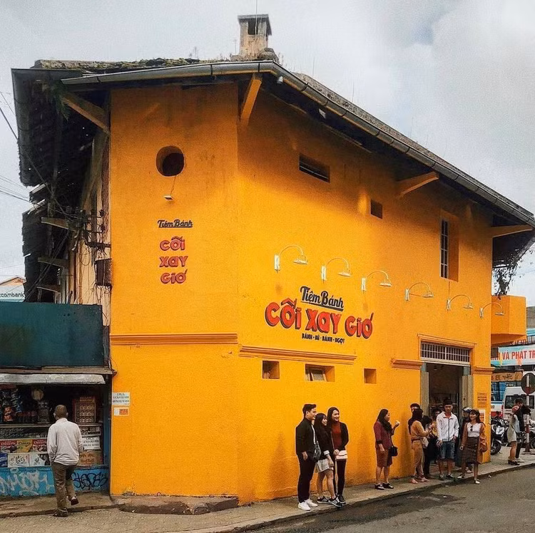 Giới trẻ xếp hàng chụp ảnh trước khi bức tường Cối Xay Gió bị xóa sổ