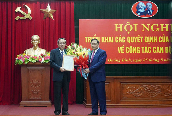 Đồng chí Phạm Minh Chính trao quyết định và chúc mừng đồng chí Hoàng Đăng Quang.