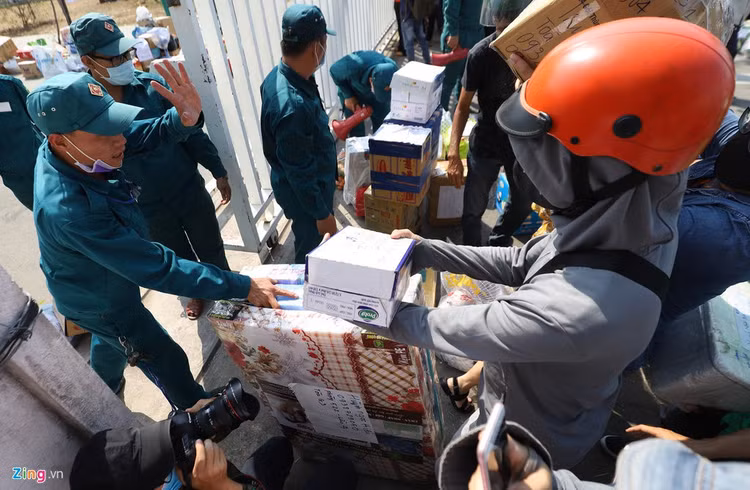 Canh dong duc nhu cho phien truoc cong khu cach ly o TP.HCM hinh anh 5 tiepte_zing44.JPG