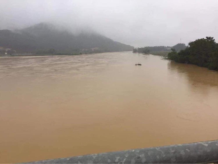 Hà Tĩnh: Các hồ đập lớn đồng loạt xả tràn, sơ tán khẩn hàng ngàn hộ dân - Ảnh 2.
