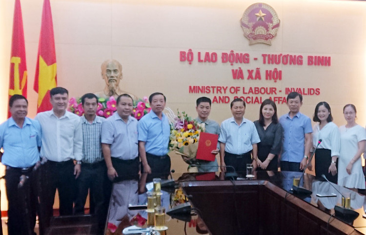 Lãnh đạo Bộ Lao động - Thương binh và Xã hội cùng các đại biểu chúc mừng đồng chí Nguyễn Minh Phúc.