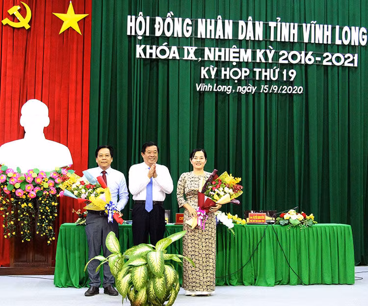 Phó Bí thư Thường trực Tỉnh ủy Vĩnh Long Bùi Văn Nghiêm chúc mừng hai đồng chí được bầu làm Ủy viên UBND tỉnh Vĩnh Long.