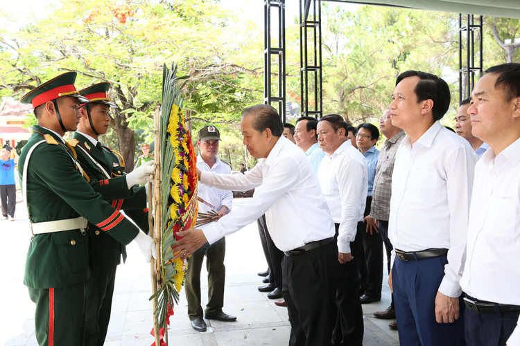 Phó Thủ tướng Trương Hòa Bình tưởng niệm các Anh hùng Liệt sĩ tại Nghĩa trang Đường 9. Ảnh VGP/Lê Sơn