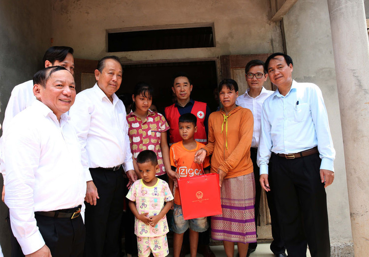 Phó Thủ tướng thăm gia đình chị Hồ Thị Lê, dân tộc Vân Kiều, xã Linh Trường, huyện Gio Linh. Ảnh VGP/Lê Sơn
