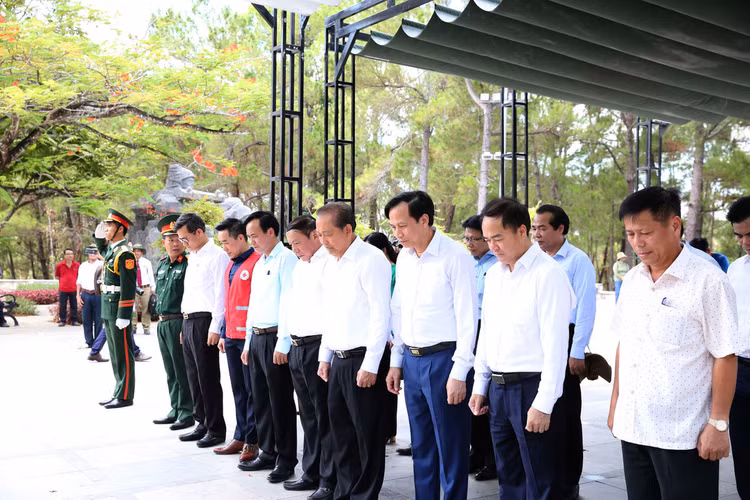 Phó Thủ tướng Trương Hòa Bình dâng hương tưởng niệm các Anh hùng Liệt sĩ tại Nghĩa trang Trường Sơn. Ảnh VGP/Lê Sơn